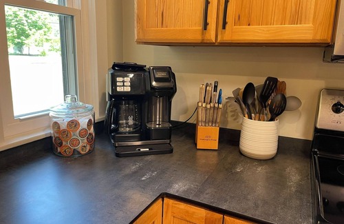 Saxton House | Spacious Cabin Retreat - EZ Boat Parking & Dog Friendly !