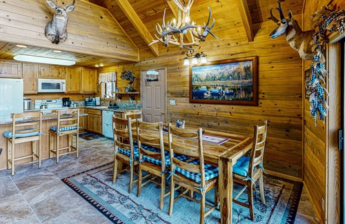 La Pine House | Spacious cabin with bunk house, game room, river view, patio, and fire pit