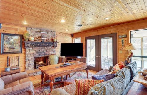 Flippin House | Spacious Cabin with Private Dock on White River!