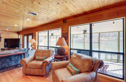 Flippin House | Spacious Cabin with Private Dock on White River!