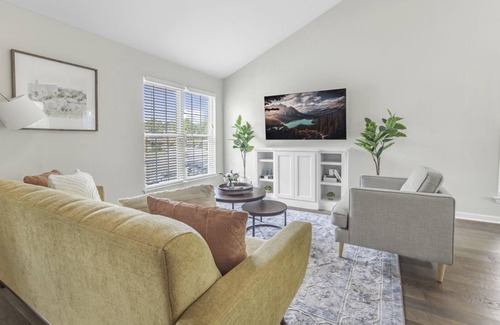 Mid City South Condo | Spacious, Centrally Located 2bd Condo w/ Pool