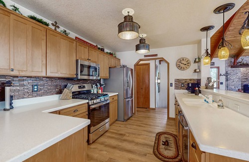 Munds Park House | Spacious Chalet w/two decks, fire pit, hammock - close to Lake, hiking, golf