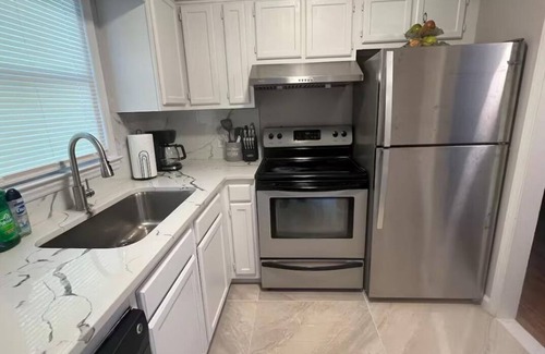 Burlington House | Spacious Charming 3-bedroom house with WiFi and AC in Burlington