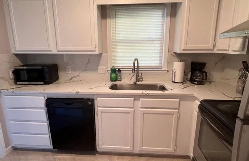 Burlington House | Spacious Charming 3-bedroom house with WiFi and AC in Burlington