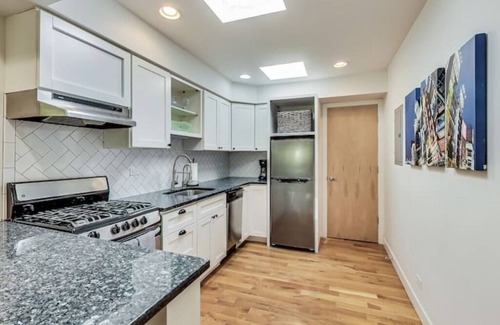Evanston Apartment | Spacious, Chic 2 Bedroom Apartment in Evanston