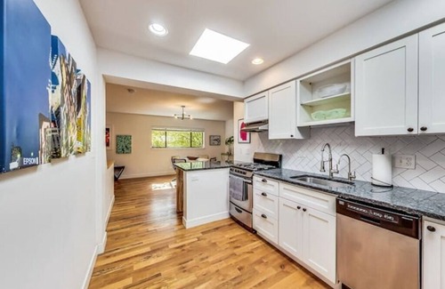 Evanston Apartment | Spacious, Chic 2 Bedroom Apartment in Evanston