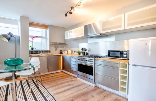 Covent Garden Apartment | Spacious, Chic Apartment in Covent Garden