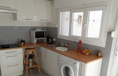 Les Platanes Apartment | Spacious City-Centre Apt. in Private Grounds by River, (Parking, Lift, 3 bedrm).