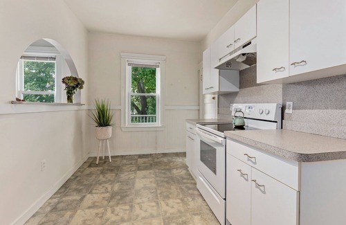 Malden Condo | Spacious Clean Apartment Commuter friendly to City.