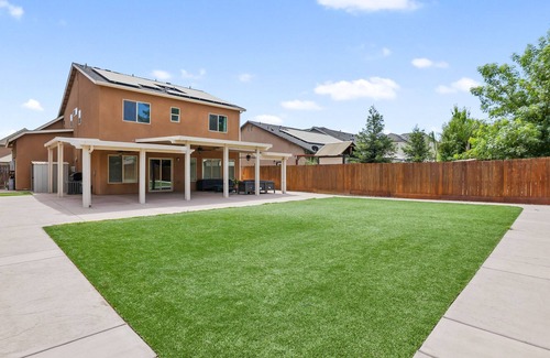 Visalia House | Spacious clean home Near Sequoia National Park