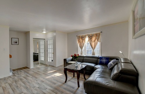 Montreal House | Spacious comfortable home close to highway and airport