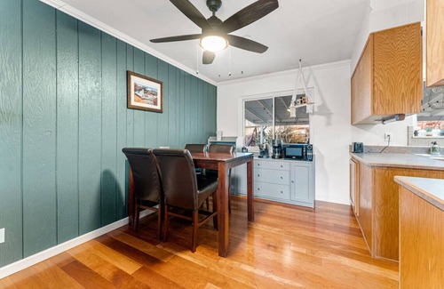 Longmont House | Spacious & Comfy ~ Close to Everything ~ Backyard!