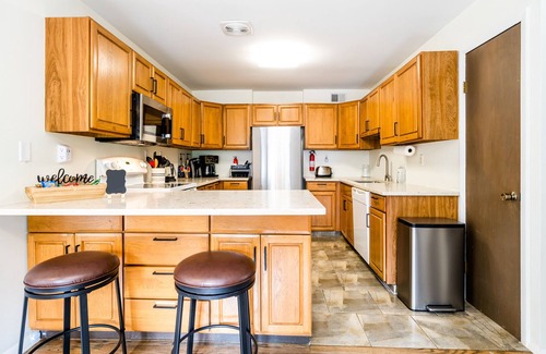 Lake Michigan Beach Condo | Spacious Condo, Family friendly, Walk to Private Beach