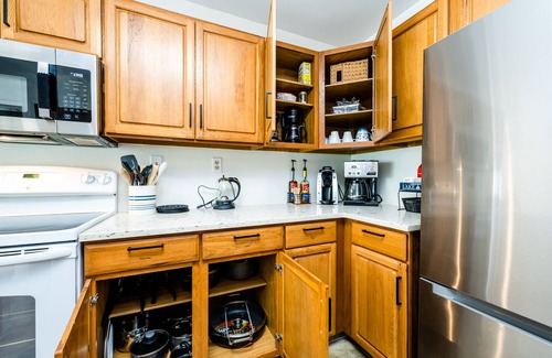 Lake Michigan Beach Condo | Spacious Condo, Family friendly, Walk to Private Beach