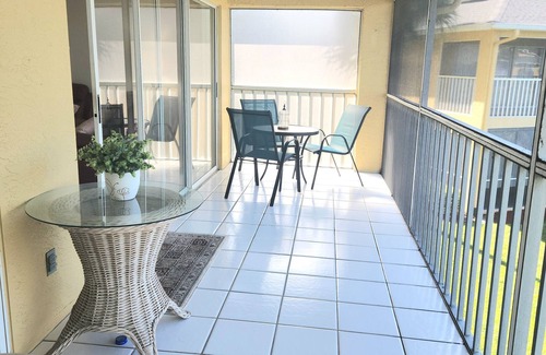 North Naples Condo | Spacious condo in North Naples. 9 min drive to the beautiful beach-pool onsite