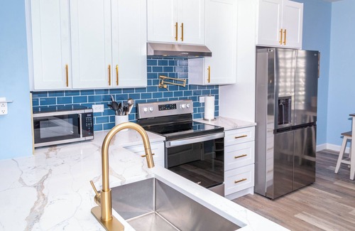 Tropical Cove Condo | Spacious condo located 5 miles from Ft Myers beach and the Sanibel bridge.