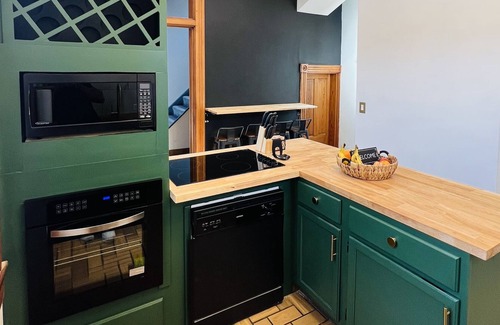 Cincinnati Condo | Spacious Condo Minutes from Sports Stadiums and Bar/Night Life