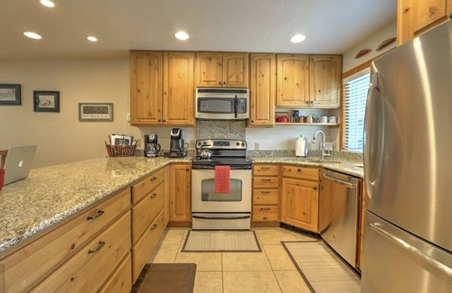 Carbondale Condo | Spacious Condo on Golf Course w/Fireplace, Firepit, Patio and 2 Fishing Badges!