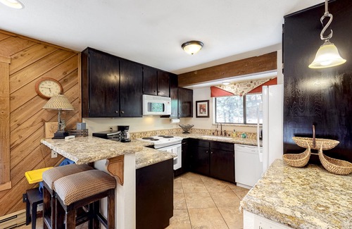 Lakeshore Condo | Spacious Condo with Pool & Hot Tub - Close to Huntington Lake & China Peak