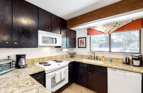 Lakeshore Condo | Spacious Condo with Pool & Hot Tub - Close to Huntington Lake & China Peak