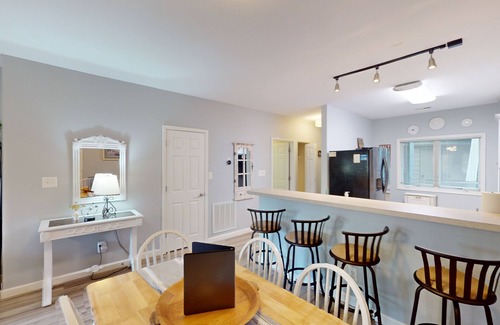Huddleston Condo | Spacious condo with on-site pools, sandy beach, sports courts, & golf