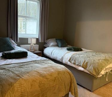 Yeovil House | Spacious Contractor House for Families, Groups, and Free Parking