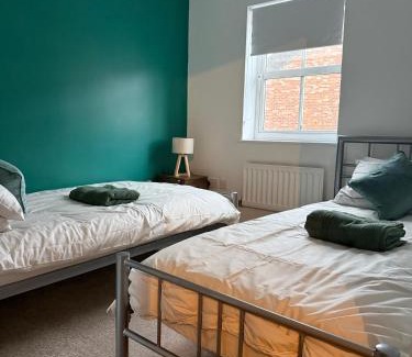 Yeovil House | Spacious Contractor House for Families, Groups, and Free Parking
