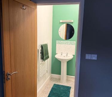 Yeovil House | Spacious Contractor House for Families, Groups, and Free Parking