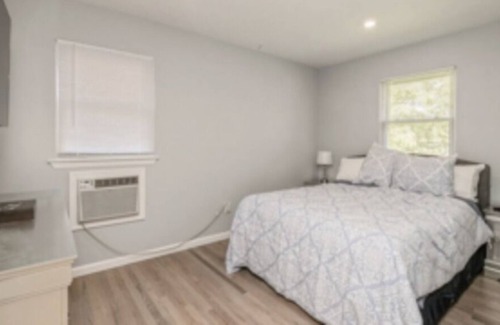 Islip House | Spacious Contractor-Renovated Studio: Your Ideal Home Away from Home