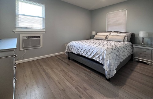 Islip House | Spacious Contractor-Renovated Studio: Your Ideal Home Away from Home