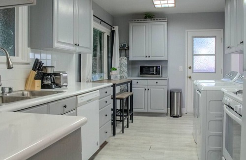 Southwest Anaheim House | Spacious Corner Lot Private Fence Yard Modern Home