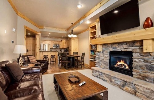 Victor Condo | Spacious corner-unit private condo enjoys western views and resort amenity access!