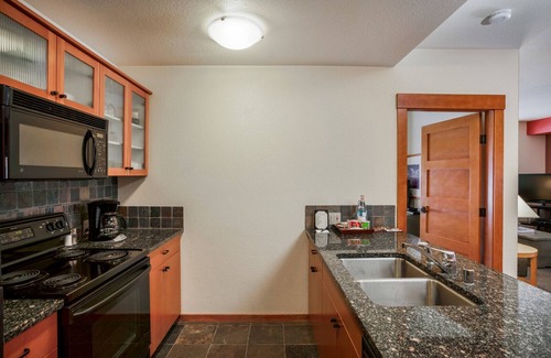 Mammoth Lakes Condo | Spacious Corner VILLAGE Condo 2BD/2BA #2202 w/Ski-back Trail close to GONDOLA