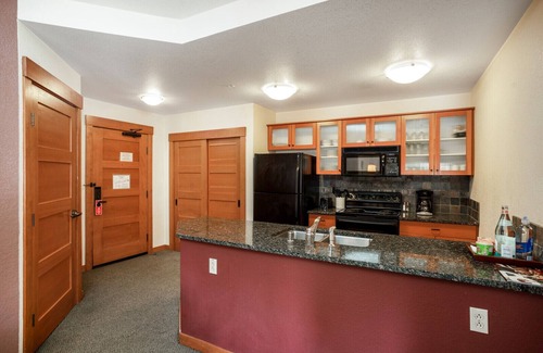 Mammoth Lakes Condo | Spacious Corner VILLAGE Condo 2BD/2BA #2202 w/Ski-back Trail close to GONDOLA