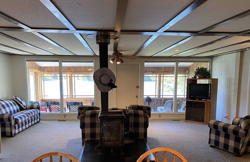 Stockholm House | Spacious Cottage at Madawaska Lake