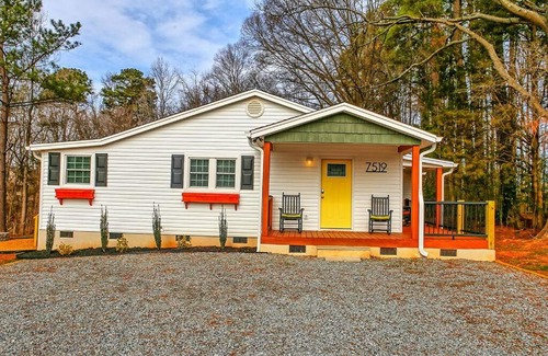Huntersville House | Spacious Cottage for Entire Family Near Two Lakes