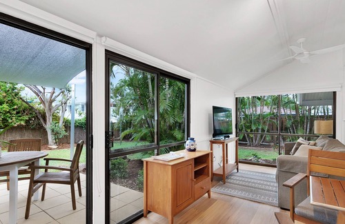 Sherwood Cottage | Spacious cottage with large fenced yard. Private access / pets welcome / air con