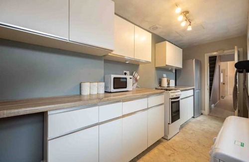 Salford House | Spacious & Cozy Home in Salford