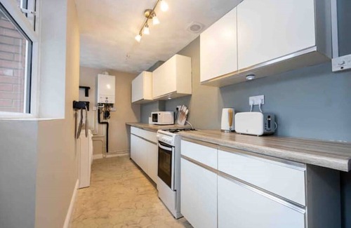 Salford House | Spacious & Cozy Home in Salford