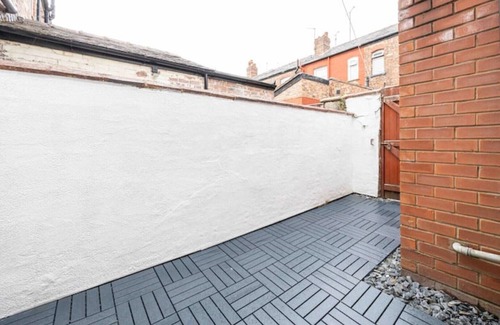 Salford House | Spacious & Cozy Home in Salford