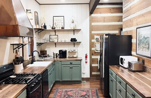 Boone Cabin | Spacious cozy pet friendly cabin; sleeps 12 close to town! Relax and reconnect