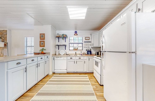 Blairsville House | Spacious creekside home with deck, firepit, grill, water views, & washer/dryer