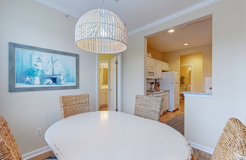 Rehoboth Beach Condo | Spacious Creekwood condo with an outdoor Balcony, W/D & Free WIFI