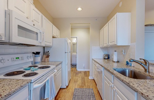 Rehoboth Beach Condo | Spacious Creekwood condo with an outdoor Balcony, W/D & Free WIFI