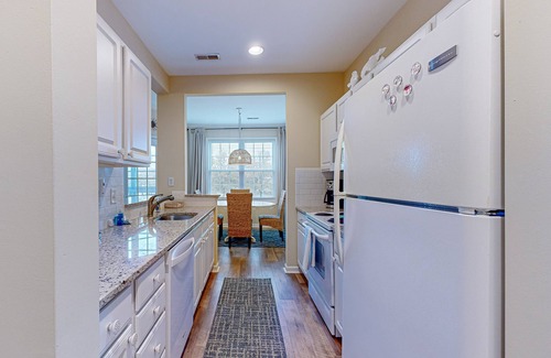 Rehoboth Beach Condo | Spacious Creekwood condo with an outdoor Balcony, W/D & Free WIFI
