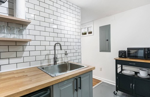 Cully Apartment | Spacious Daylight Basement- 1br Suite in Roseway