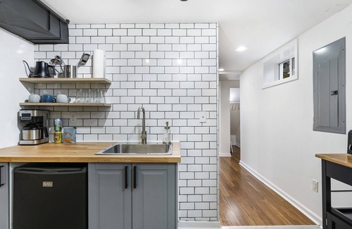 Cully Apartment | Spacious Daylight Basement- 1br Suite in Roseway