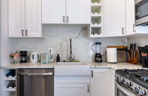 Near Northeast House | Spacious DC Retreat w/Free Parking & 70” Smart TV