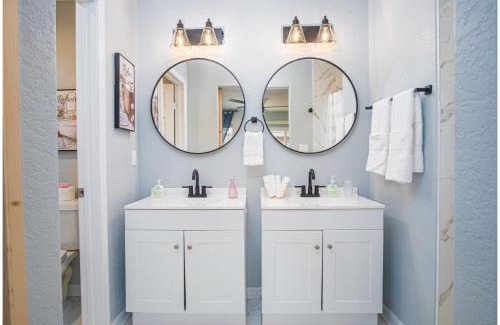 Near East Side House | Spacious Delightful 4 BR 3 BA Close to Downtown