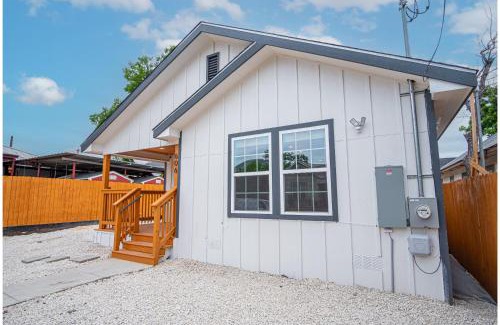 Near East Side House | Spacious Delightful 4 BR 3 BA Close to Downtown